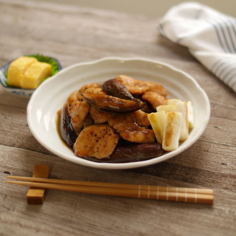 白い皿に盛られた鶏胸肉となすの蒲焼き