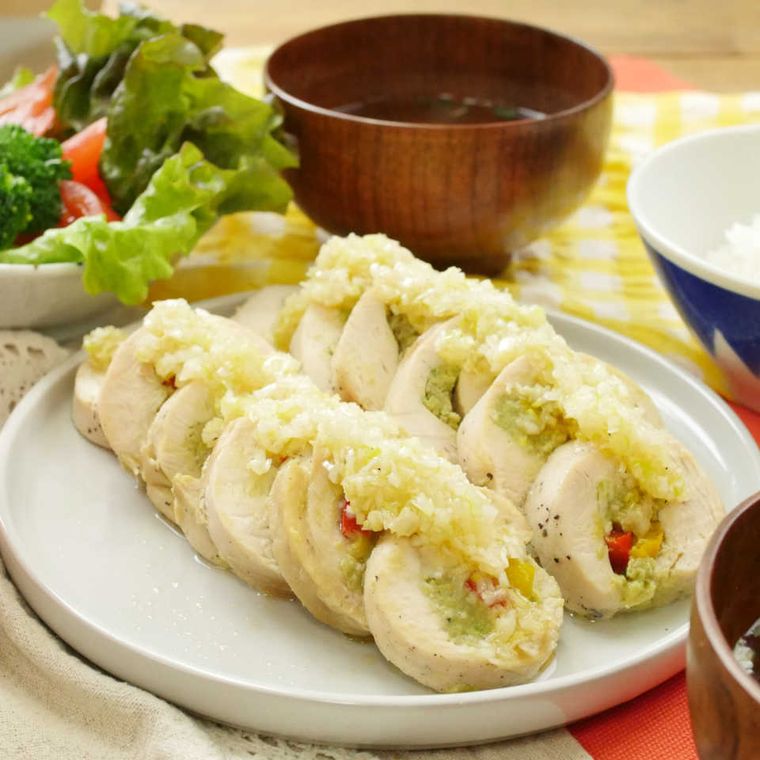 丸い皿に盛られたアボカド鶏ハム巻き