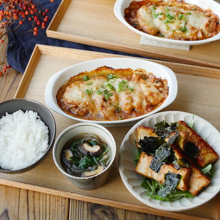 鶏肉のキムチチーズ焼きが並んでいる献立