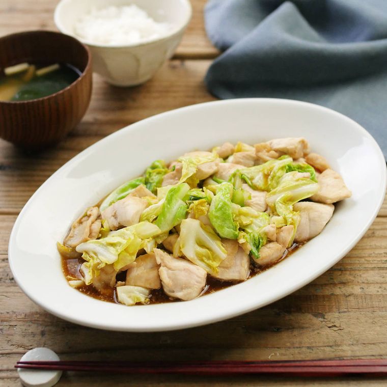 白い皿に盛られた鶏胸肉とキャベツのオイマヨ炒め