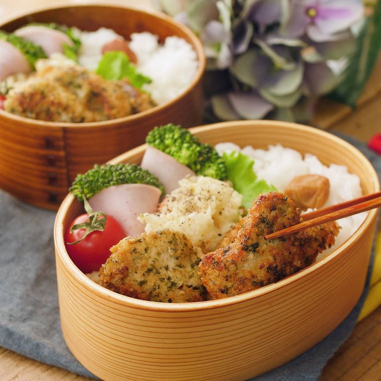 わっぱの弁当箱に入った中華風青のりチキンカツ