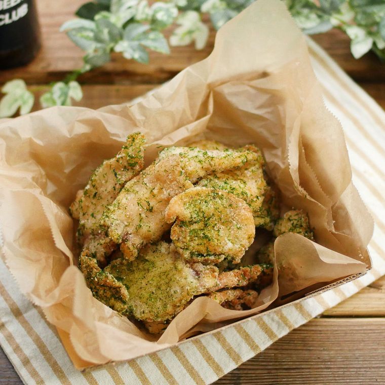 クッキングシートに盛られたのりしおチキンチップス