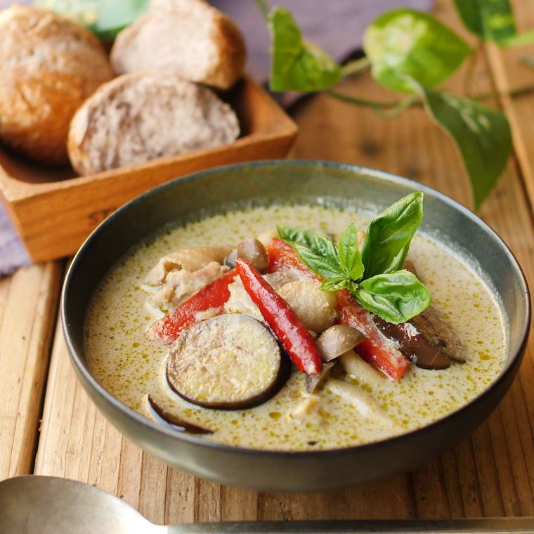 緑色の皿に入ったグリーンカレースープ