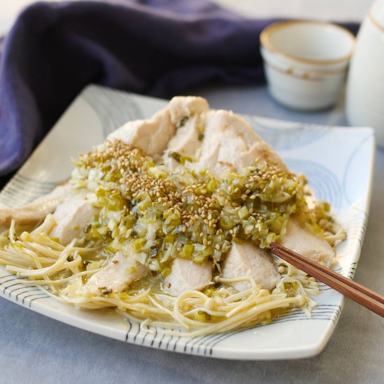 四角い皿に盛られた鶏胸肉とえのきのネギ塩バター蒸し