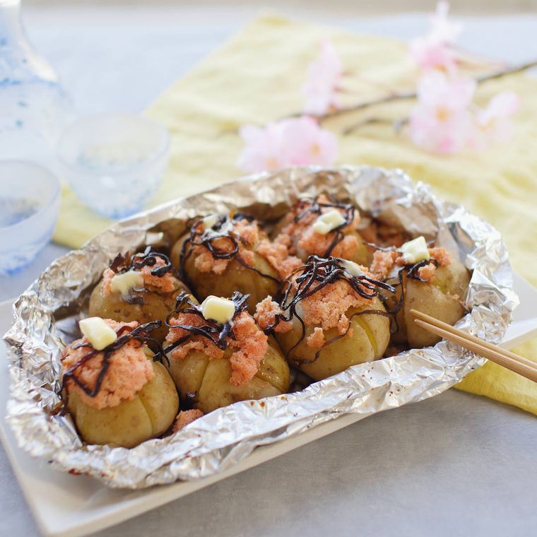 アルミホイルで焼いたじゃがいもたらことバターのせ