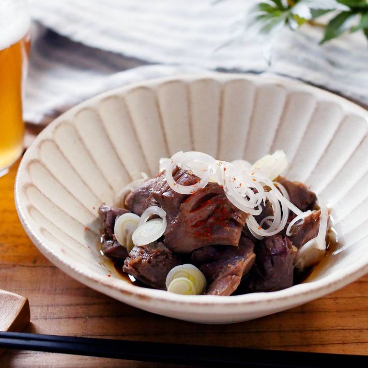 白い器に盛られているすなぎもポン酢