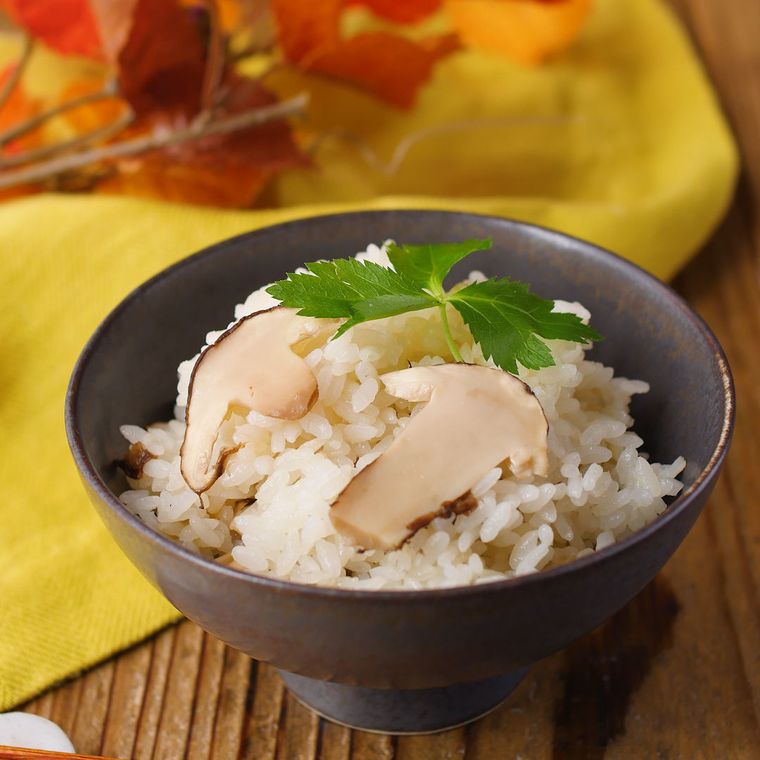 黒い茶碗に盛られた松茸ごはん