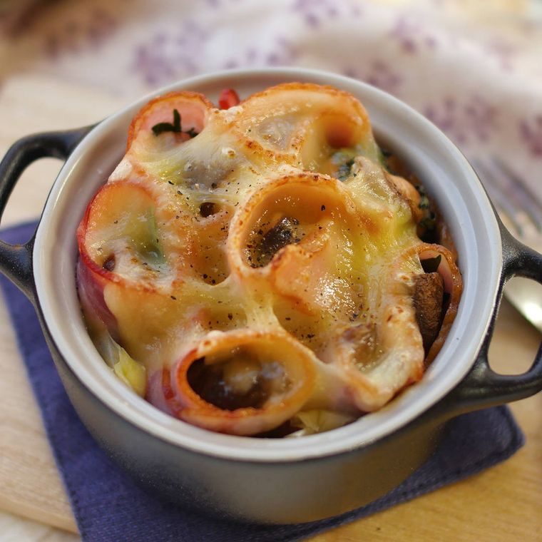 器に盛りつけられたしいたけベーコン巻き