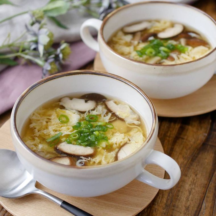 スープカップに入ったしいたけと卵の中華スープ