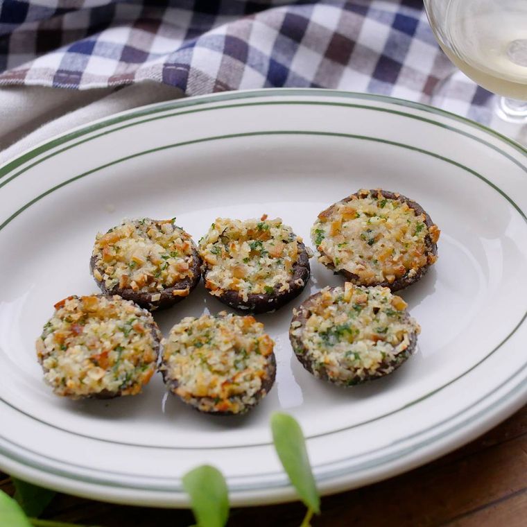 白い皿に盛りつけられたしいたけのガーリックバター焼き