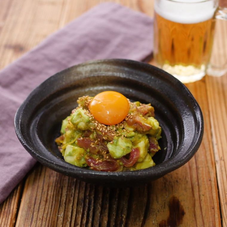 黒い器に入った、アボカドまぐろユッケ