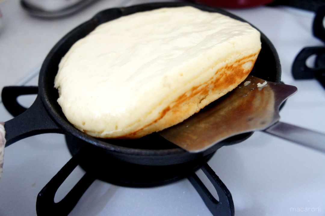 ふわふわしあわせ♪ スキレットで作るパンケーキの作り方 (2ページ目) macaroni