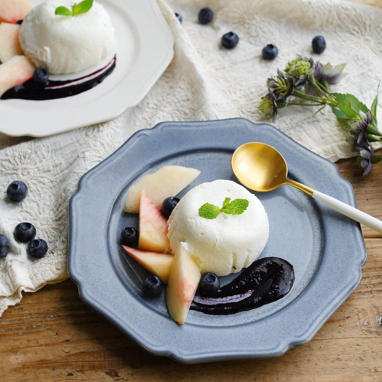 青と白の皿に盛られた、クレームダンジュ
