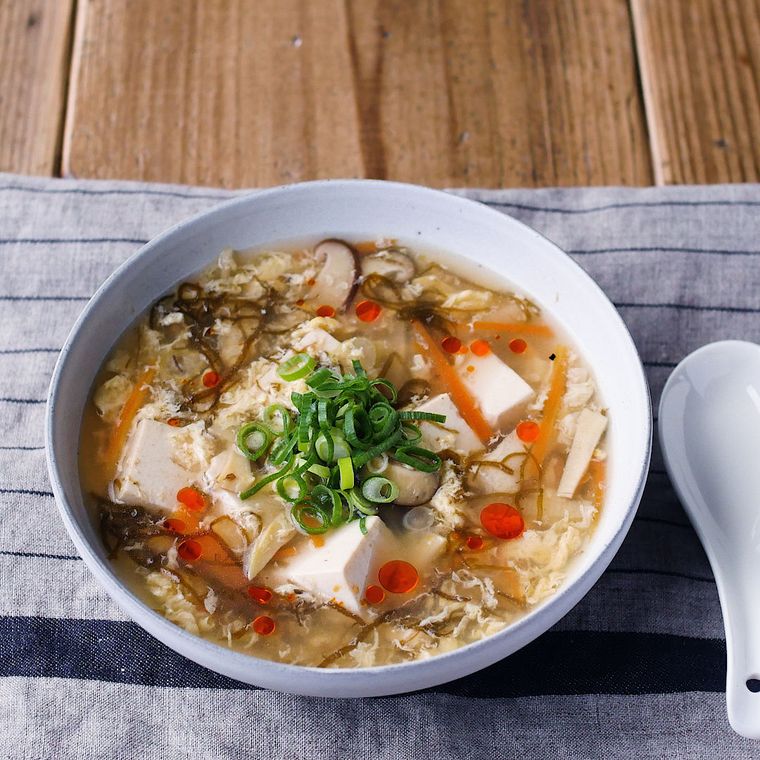 白い保存容器に盛られたもずくのサンラータン風スープ