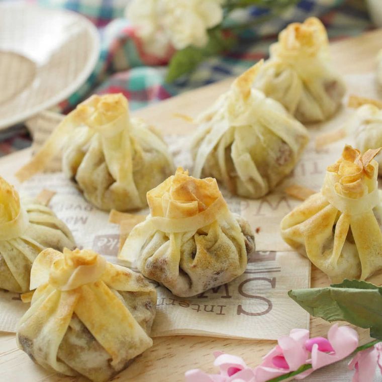 ペーパーナプキンにのせた簡単チョコバナナ春巻き