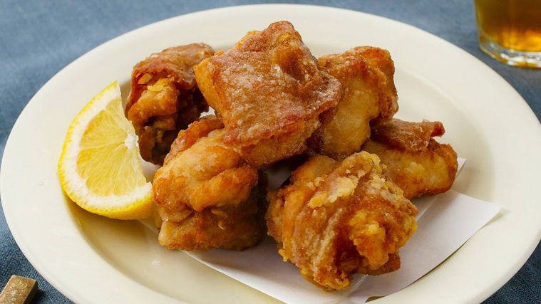 白い皿に盛り付けた、カリッとジューシーな唐揚げ