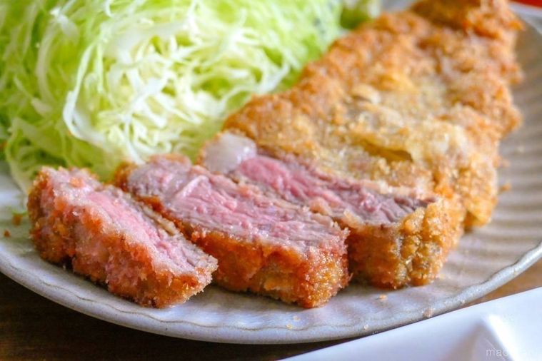 牛カツの断面が見えるように盛り付けられたお皿