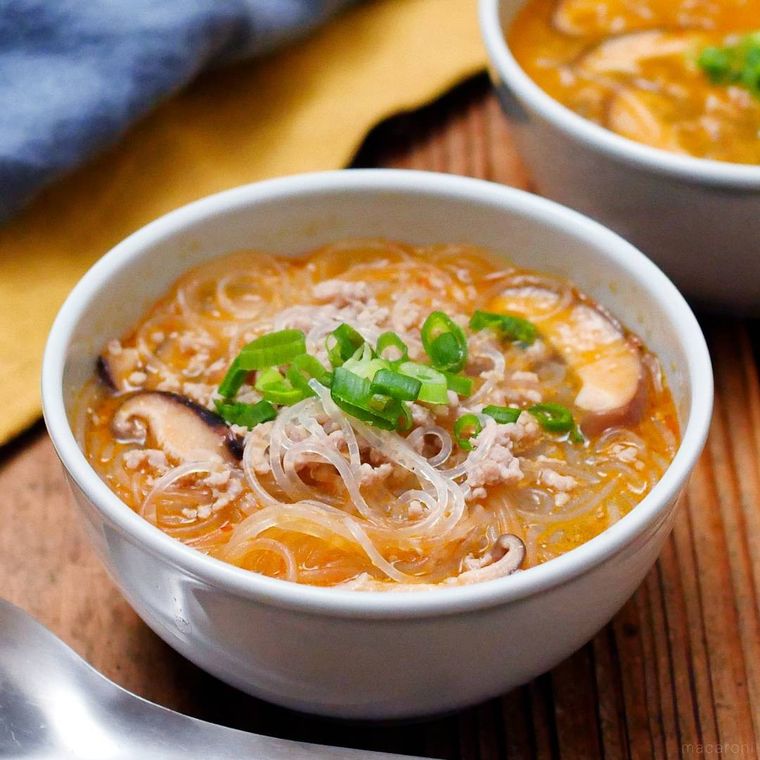 白い器に入った、担々春雨スープ