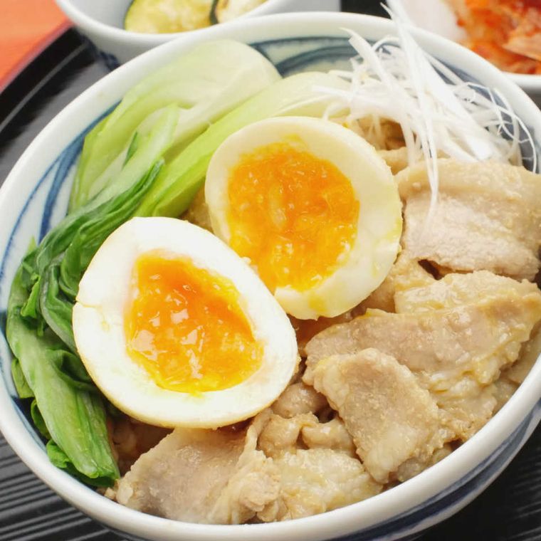 青模様の器に盛られた豚バラ坦々丼