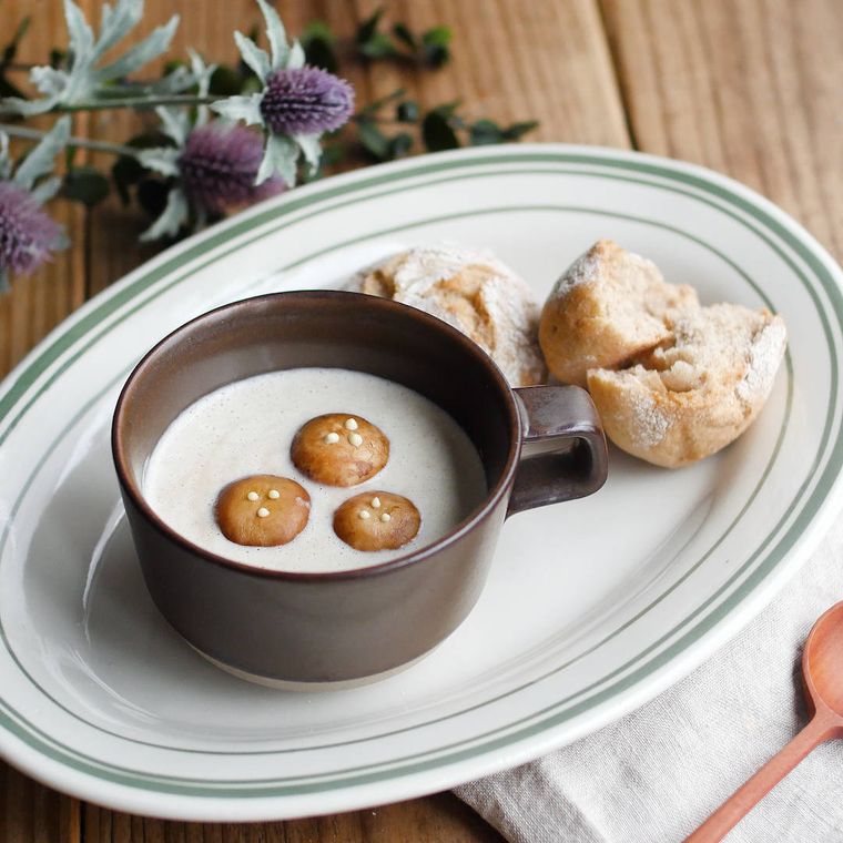 ブラウンのスープマグに入っているブラウンマッシュルームのクリームスープ