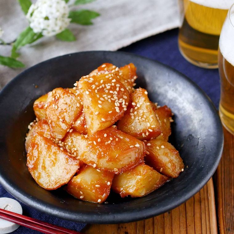 青色の丸皿に盛り付けたじゃがいもの甘辛みそ炒め