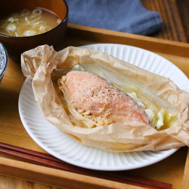 皿に盛られた鮭の包み焼き