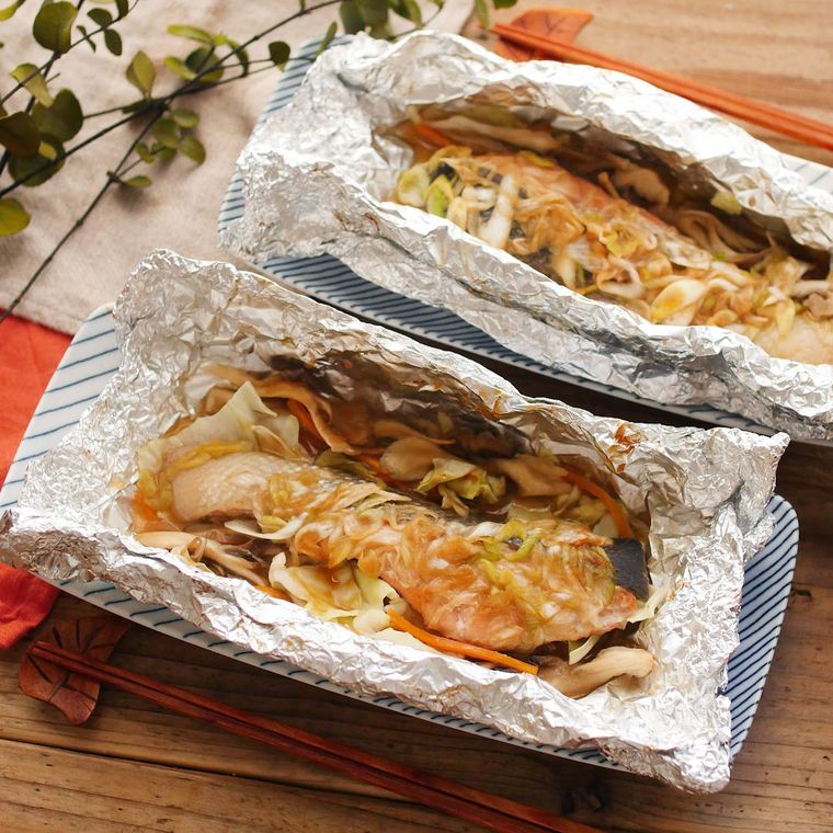 机に並んだ鮭のホイル焼き