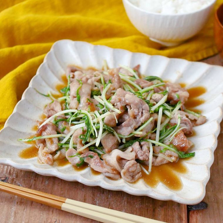 白い角皿に盛られた水菜と豚肉のポン酢炒め