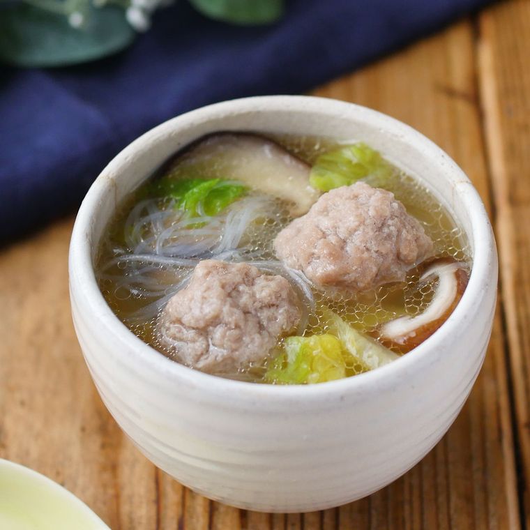 灰色のお皿に盛られた、春雨と肉団子の中華風スープ