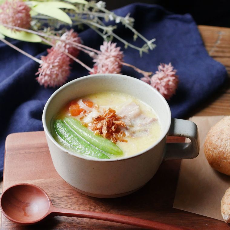 スープカップに入った豚バラと里芋のクリームスープ