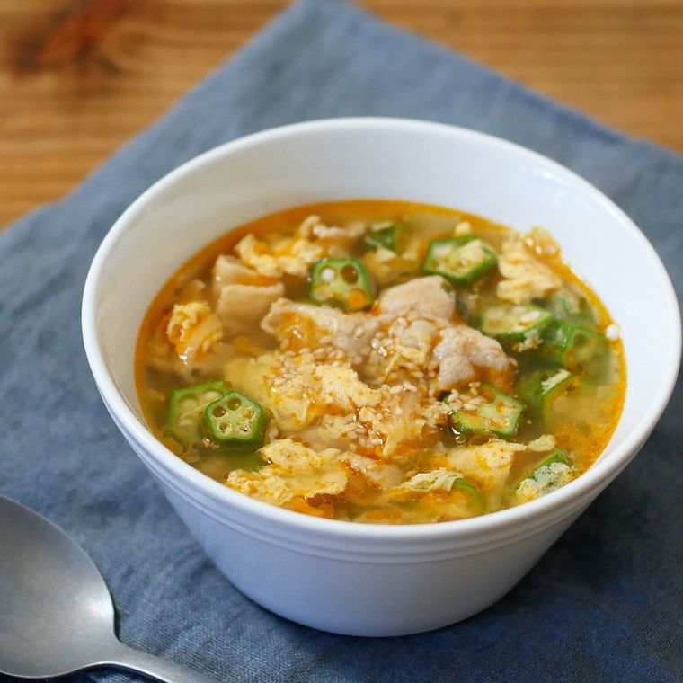白いお皿に盛られた、オクラと豚肉のピリ辛スープ