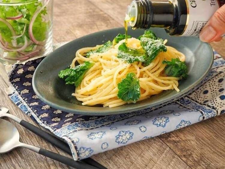 パスタにトリュフオイルをかけている様子