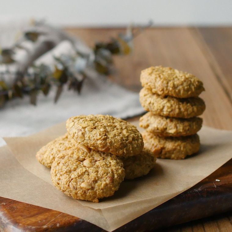 木製のトレーの上にのせた、オートミールのザクザククッキー