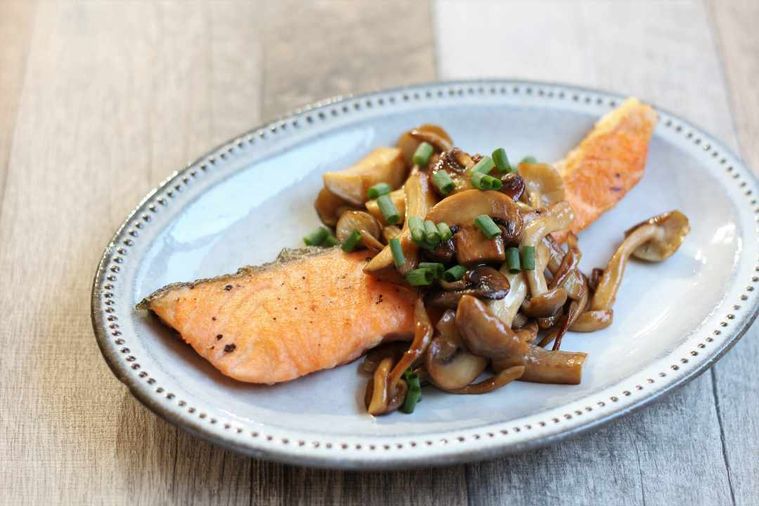 白い楕円形のお皿に盛られたサーモンのムニエル