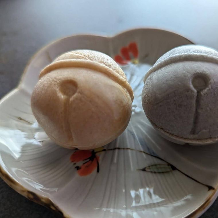 鈴の形をしたもなかが2つ並んでいる