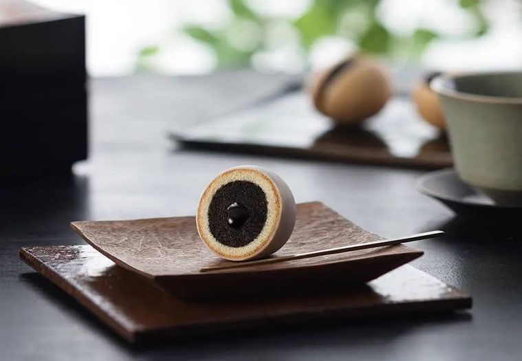 黒ごま餡が詰まったカステラ菓子の断面の様子