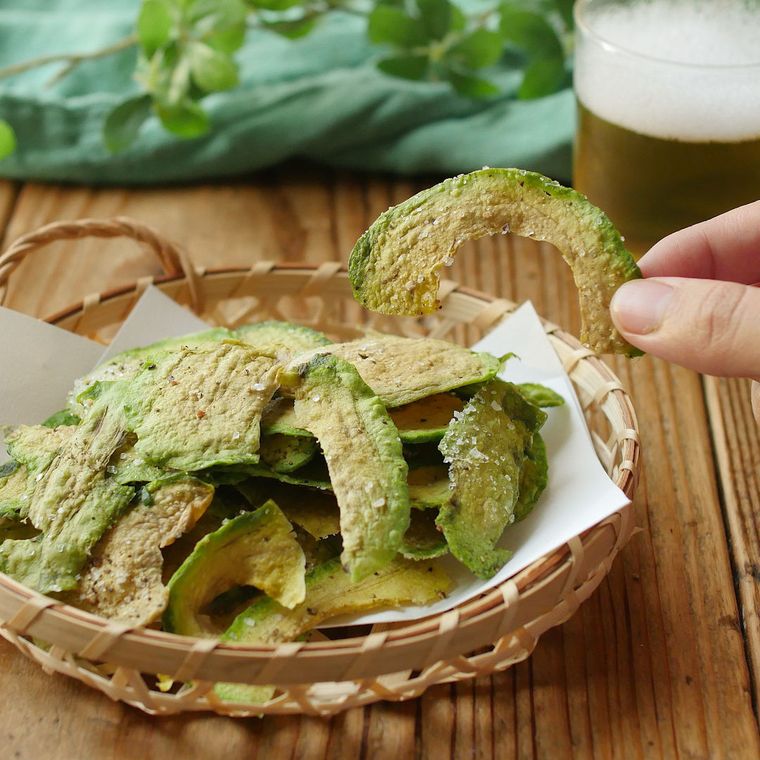 6. レンジで手軽にパリパリ食感。アボカドチップ