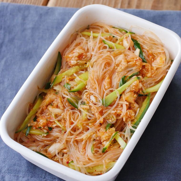 25. ピリ辛食感が楽しい。春雨のキムチ和え