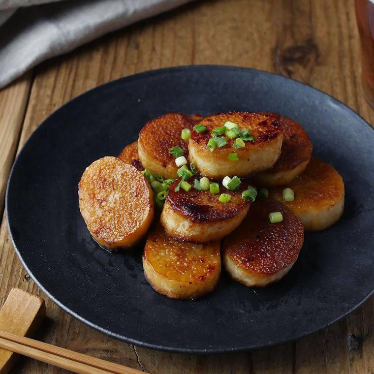 21. フライパンでこんがり焼くだけ。長芋ステーキ