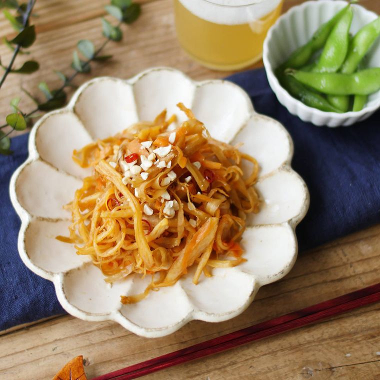 12. ピーラーで野菜を削って。さきいかのきんぴら