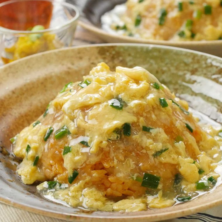 丸いお皿に盛り付けたニラ玉あんかけオムライス