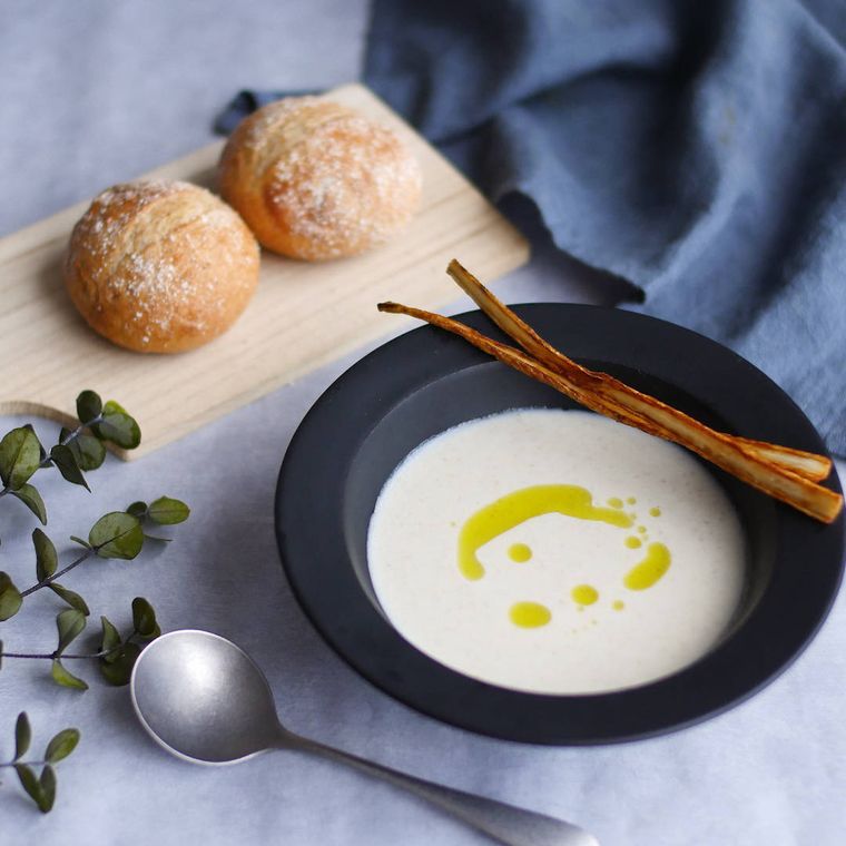 黒い器に入ったごぼうの和風ポタージュ