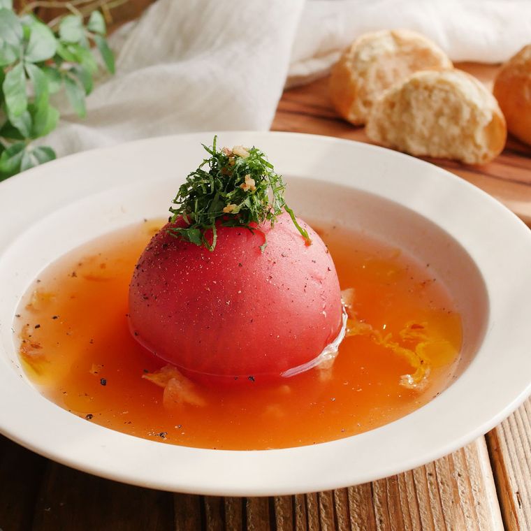 白い器に入ったトマトの和風スープ