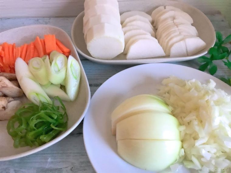 3つの白いお皿に盛られたいろいろな切り方で切られた野菜