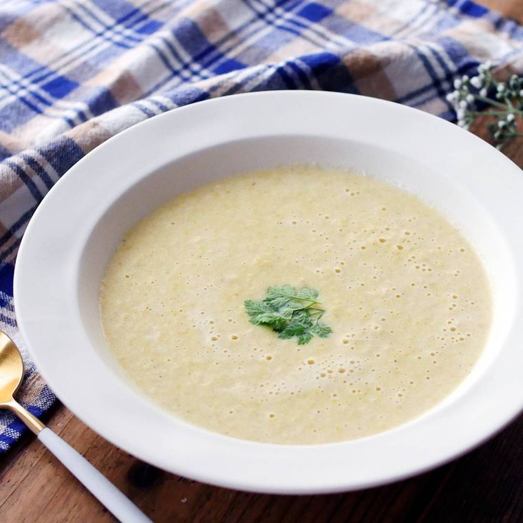 白い器に盛り付けたコーンポタージュ