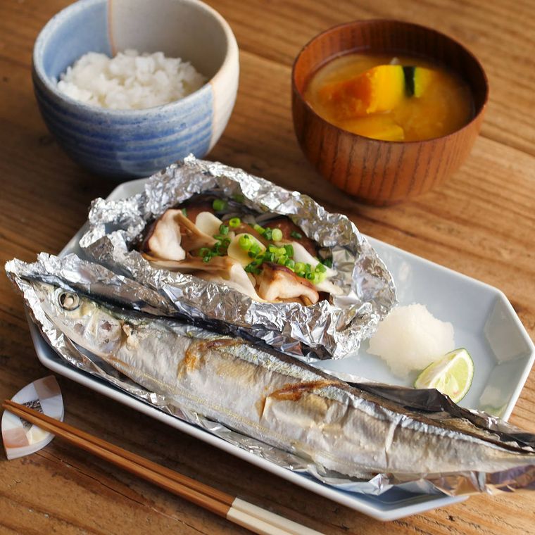 白い長皿に盛りつけられた秋刀魚の塩焼きときのこのホイル焼き