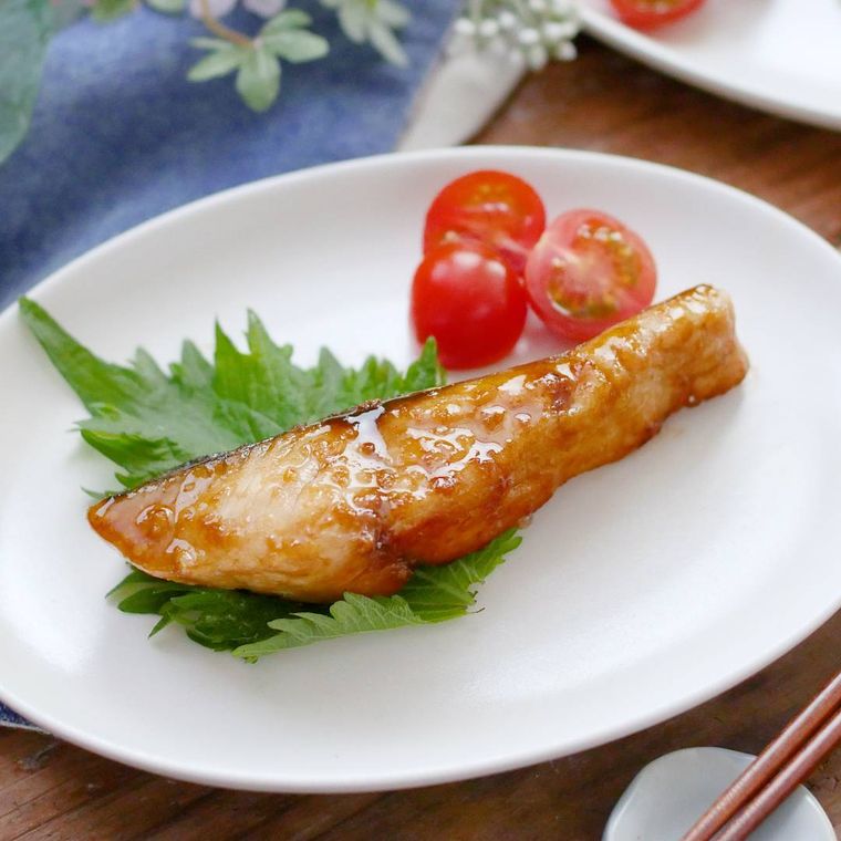 白い皿に盛り付けられているさわらのバターポン酢ソテー