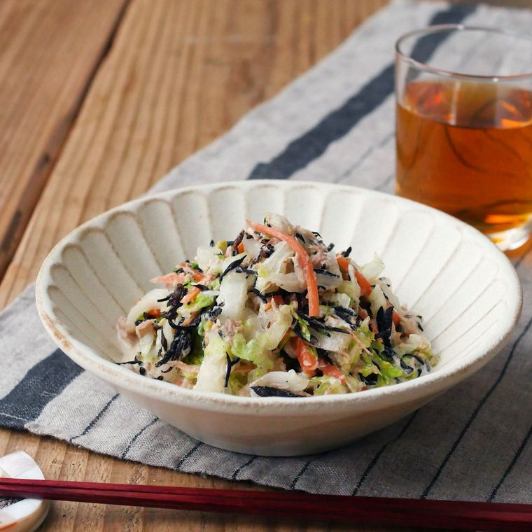 白い皿に盛った白菜とひじきのサラダ