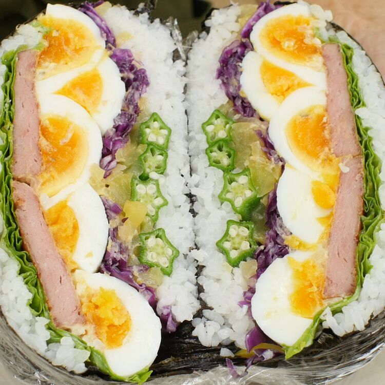 スパムとゆで卵のデビルおにぎらずの断面が見える画像