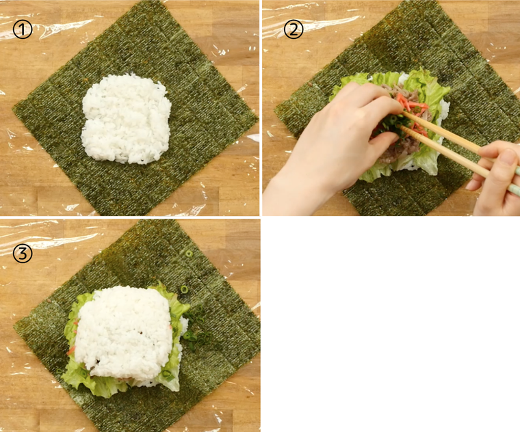 焼き海苔の上にごはんと具材をのせている様子